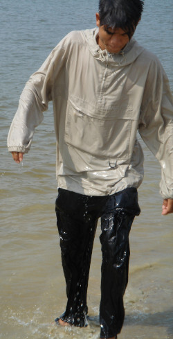 ventile anorak in lake